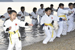 ���U�̊C�݂ŋC�����̓������|�����ƂƂ��ɓ˂����J��o���������F��̓��ꐶ